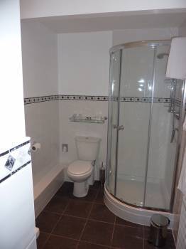 Room 4 Ensuite.jpg